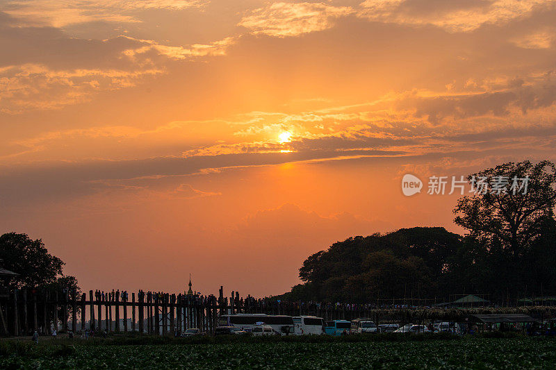 缅甸:日落时分的U Bein桥